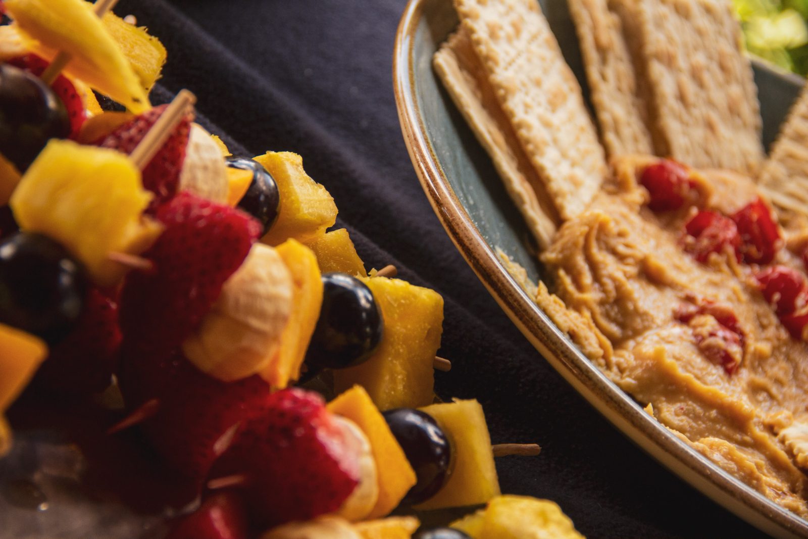 Brochetas de fruta y snacks del brunch