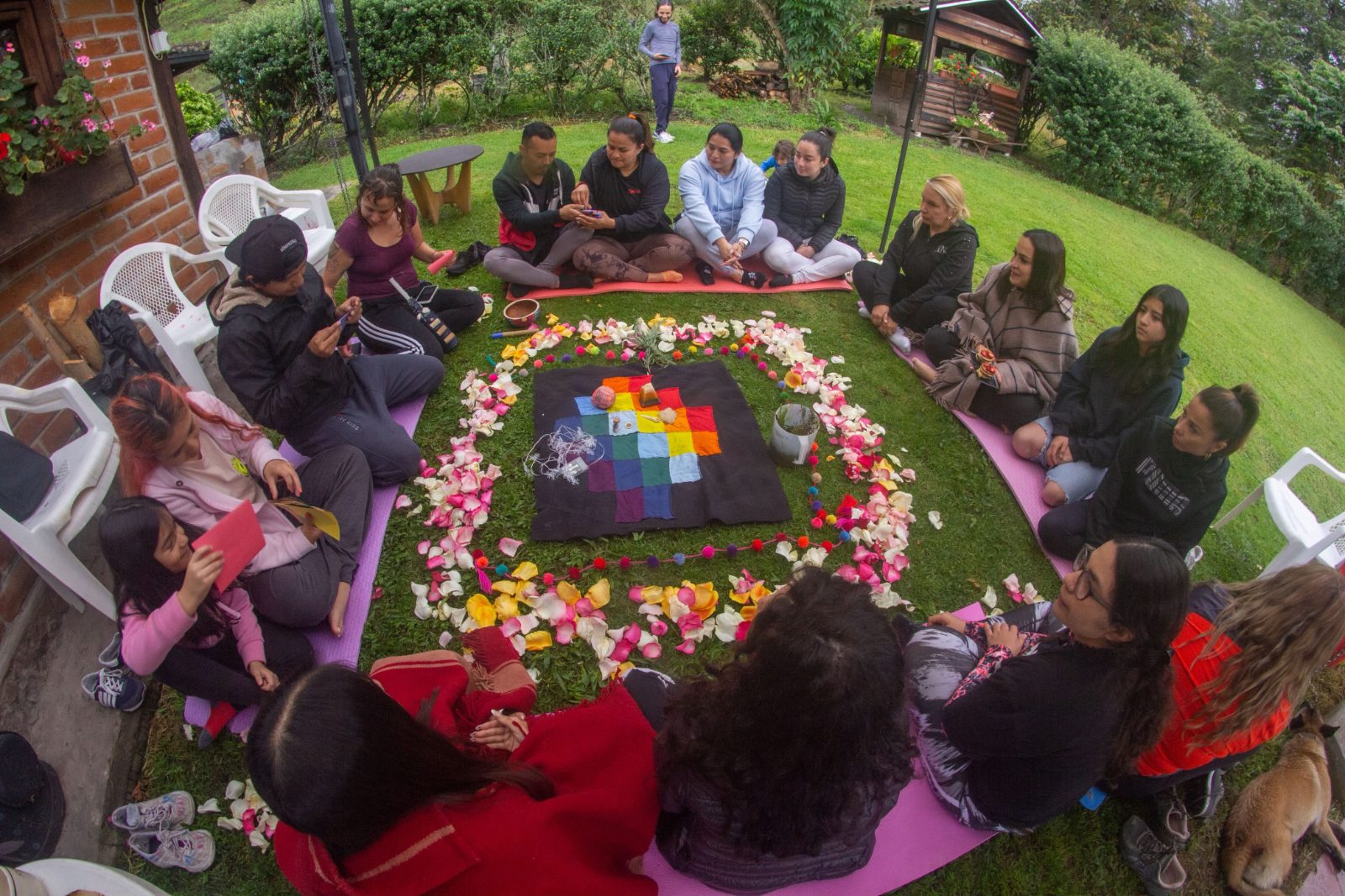 Ceremonia en círculo con mandala de flores
