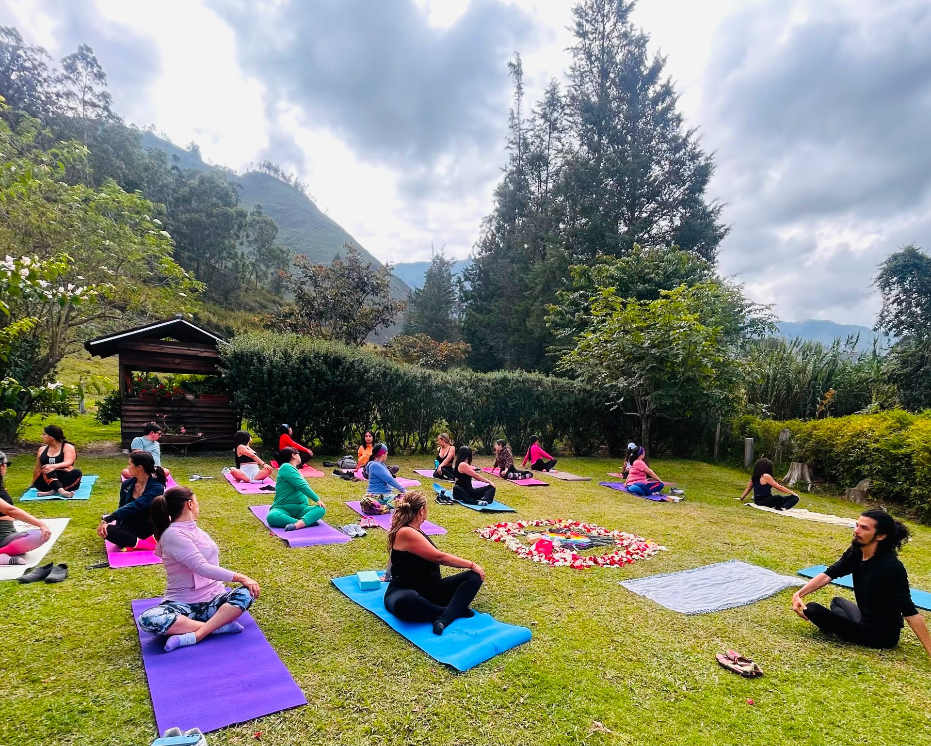 Clase de yoga entre montañas